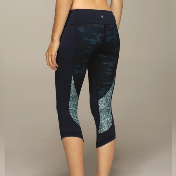EUC Lululemon Wunder Under Crop Full-On Luon Heathered Camo Pebble Blue | Size 6 - Picture 2 of 9